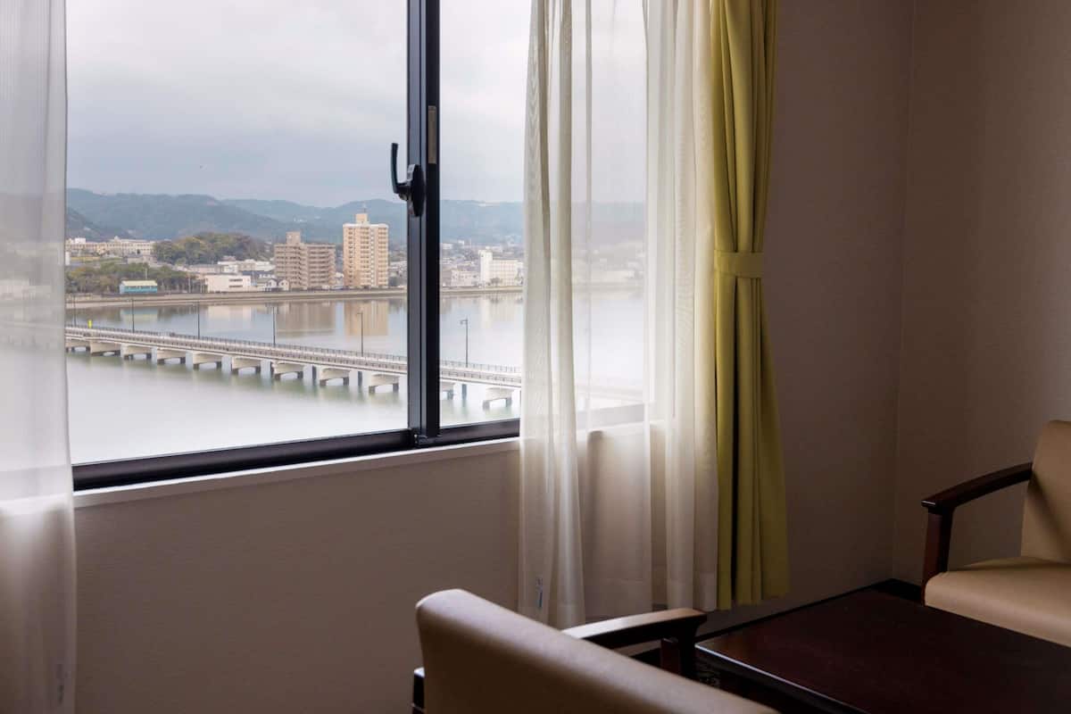 Down duvets, in-room safe, desk, free WiFi