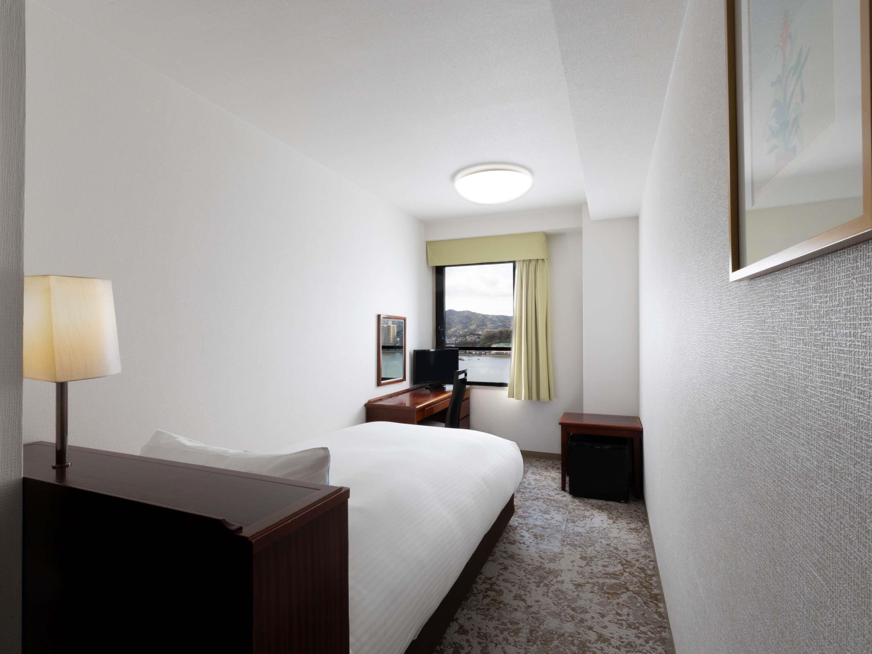 Down duvets, in-room safe, desk, free WiFi