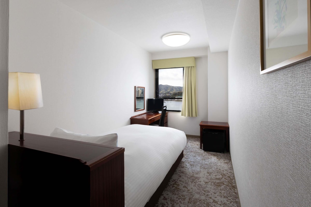 Down duvets, in-room safe, desk, free WiFi