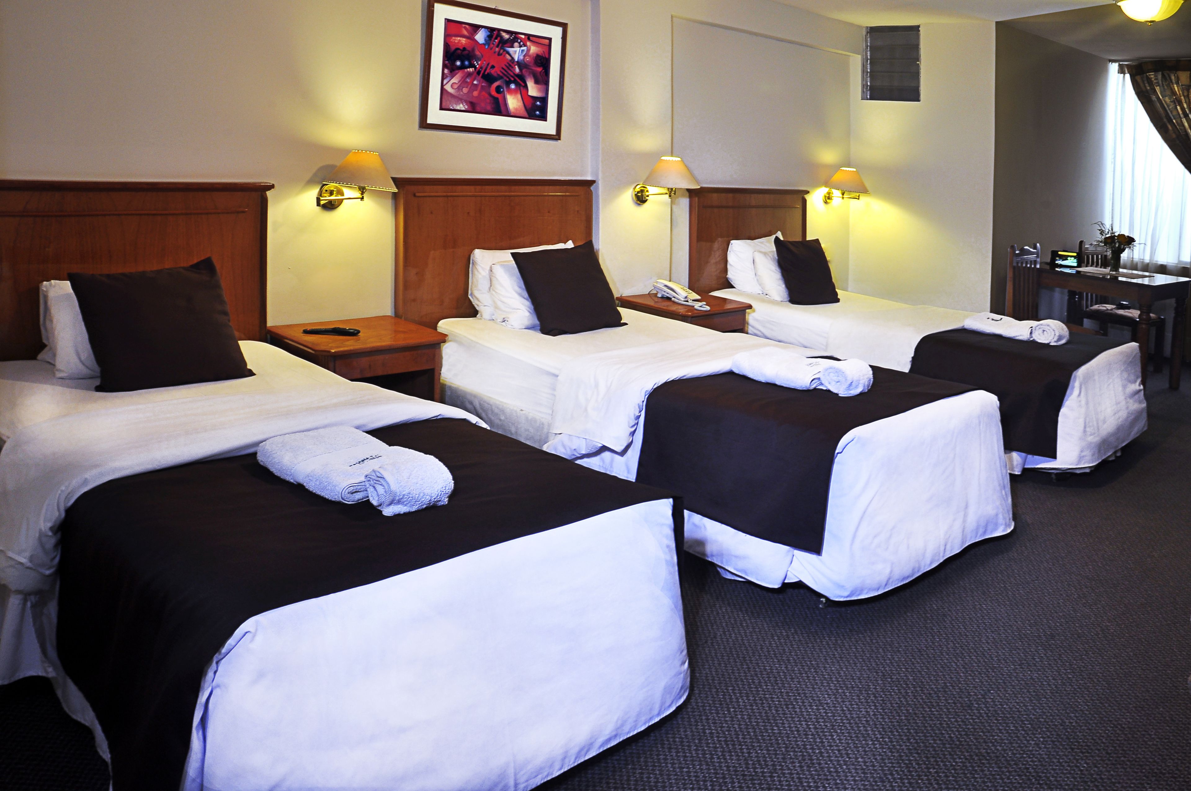 Chambre Triple | Literie de qualité supérieure, couette en duvet d'oie, surmatelas