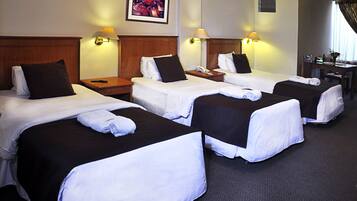 Kolmen hengen huone | Ylelliset vuodevaatteet, untuvapeitot, pillowtop-patjalliset sängyt