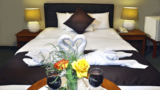 Habitación doble | Ropa de cama de alta calidad, edredón y camas con pillow-top