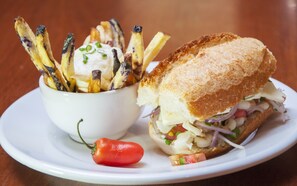 Dining - Hostal Naira (La Paz)