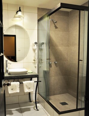 Shower, free toiletries, hair dryer, towels - Hostal Naira (La Paz)