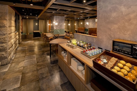 Daily buffet breakfast (JPY 1870 per person)