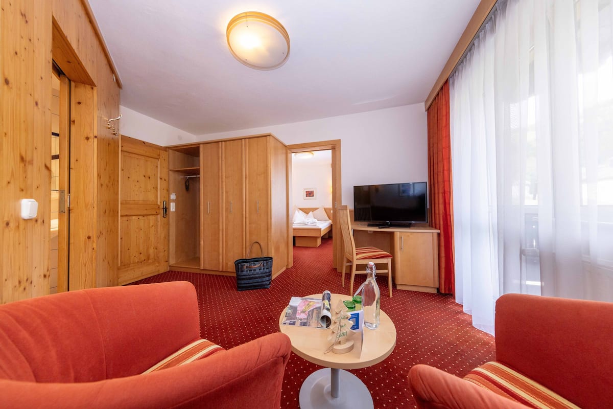 junior suite | 1 bedroom, in-room safe, free wifi, bed sheets
