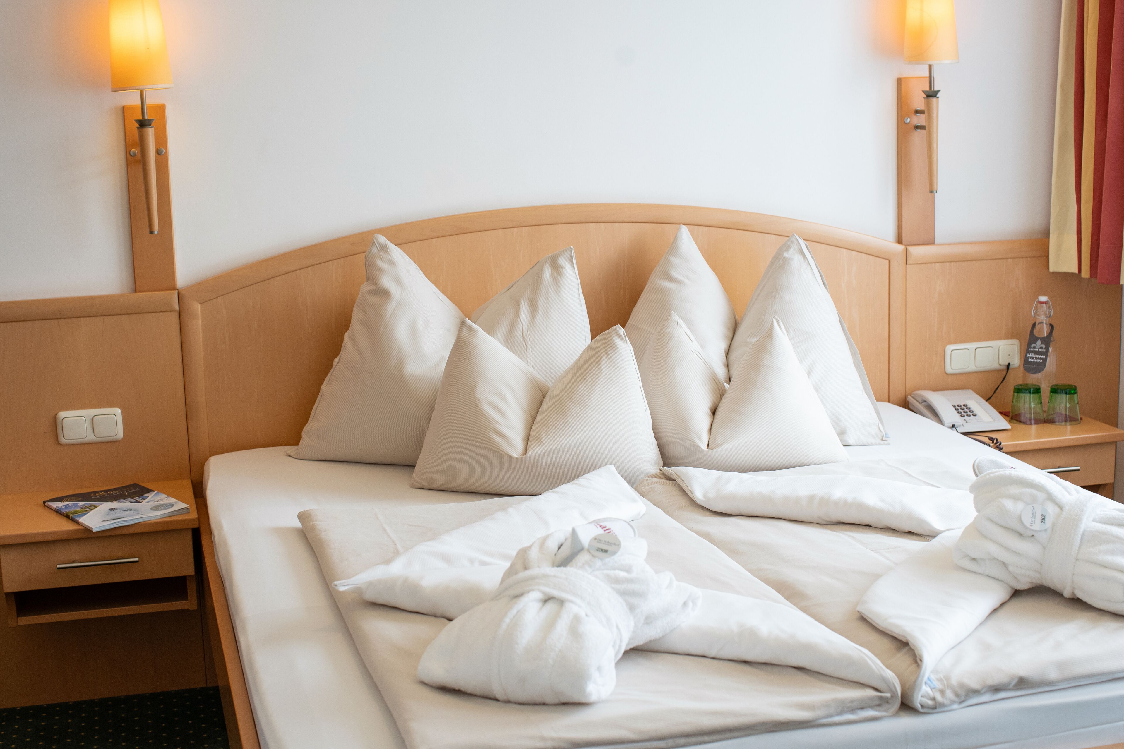 Zimmersafe, kostenloses WLAN, Bettwäsche