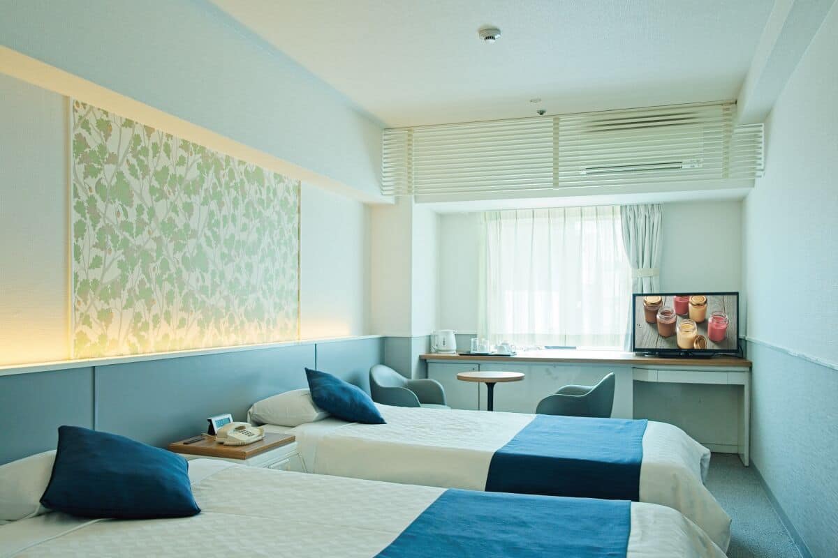 Ropa de cama de alta calidad y espacio para trabajar con laptop