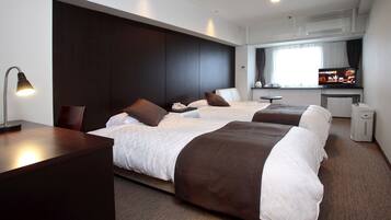 Ropa de cama de alta calidad y espacio para trabajar con laptop