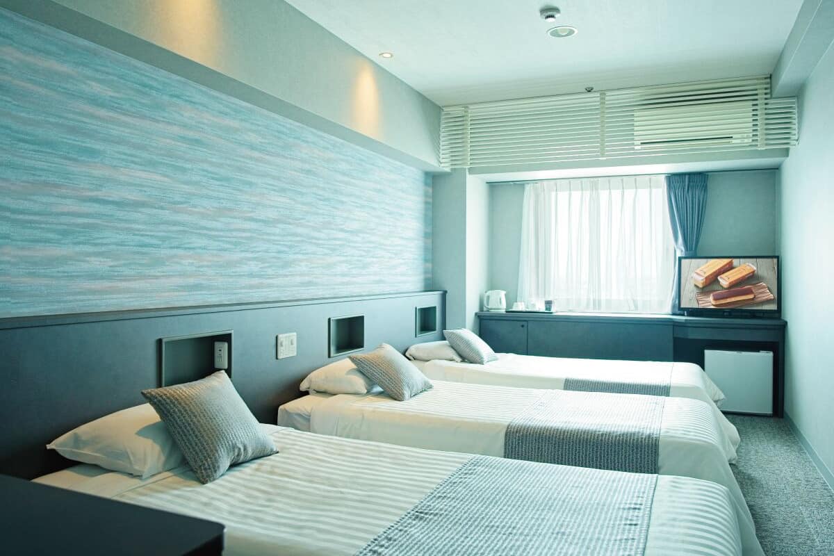 Ropa de cama de alta calidad y espacio para trabajar con laptop
