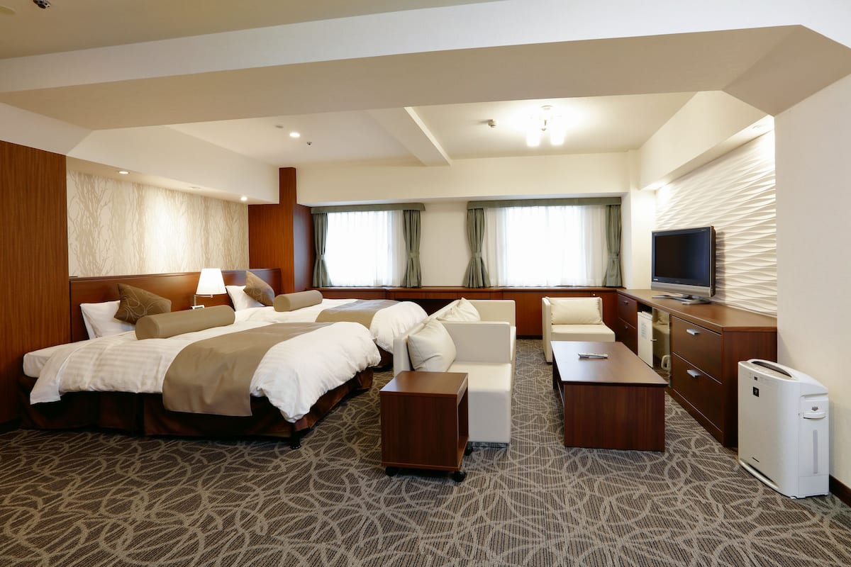 Executive Twin Room | Premium bedding, laptop workspace, blackout drapes, soundproofing