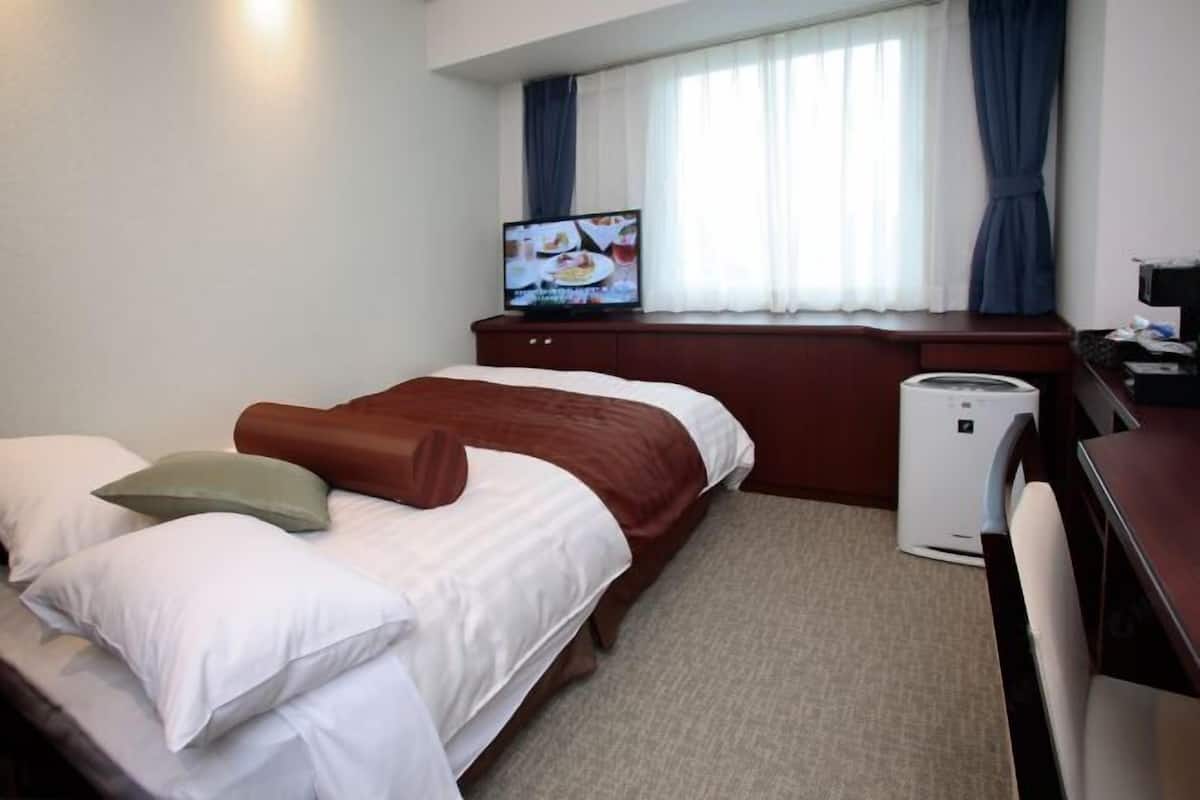 Premium bedding, laptop workspace, blackout curtains, soundproofing