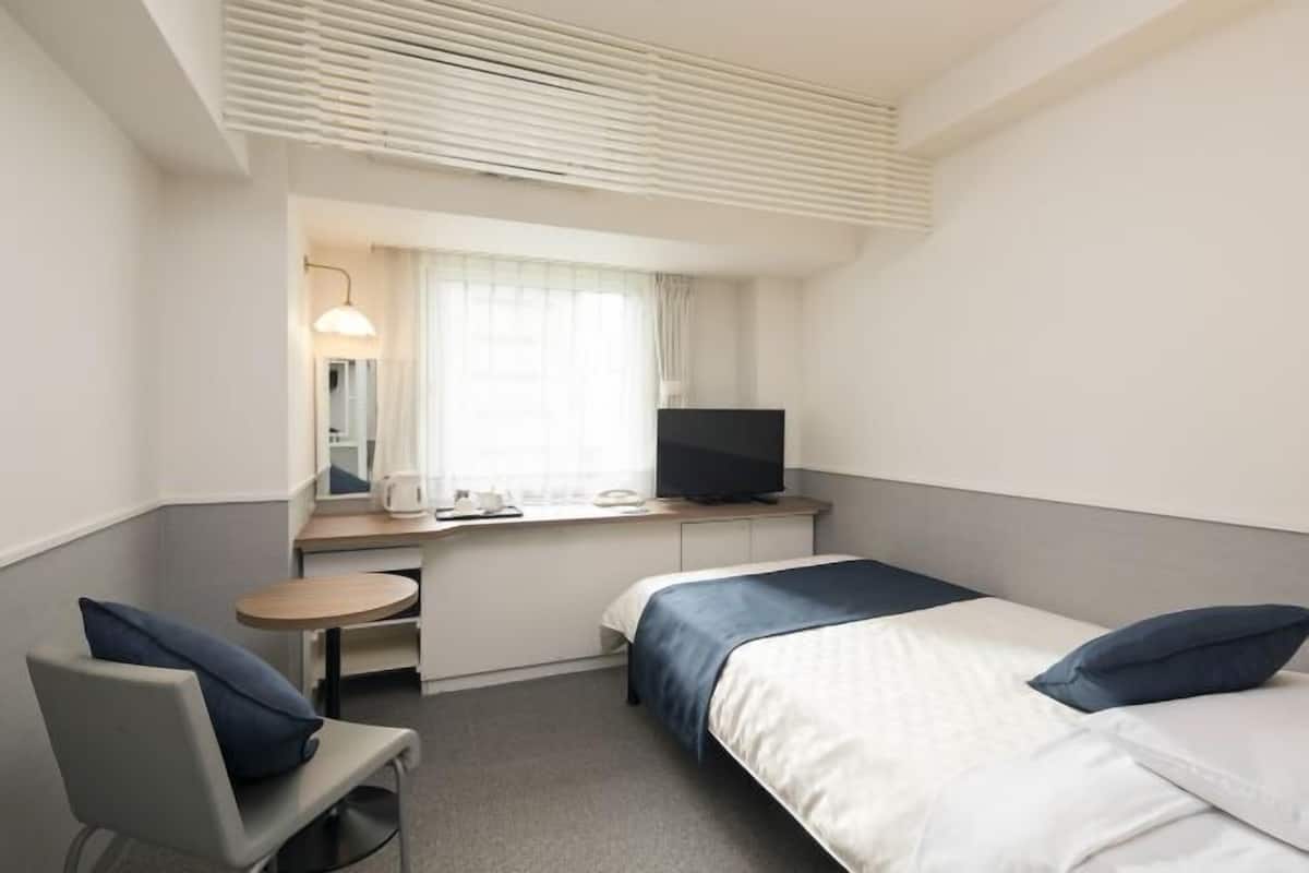 Premium bedding, laptop workspace, blackout curtains, soundproofing