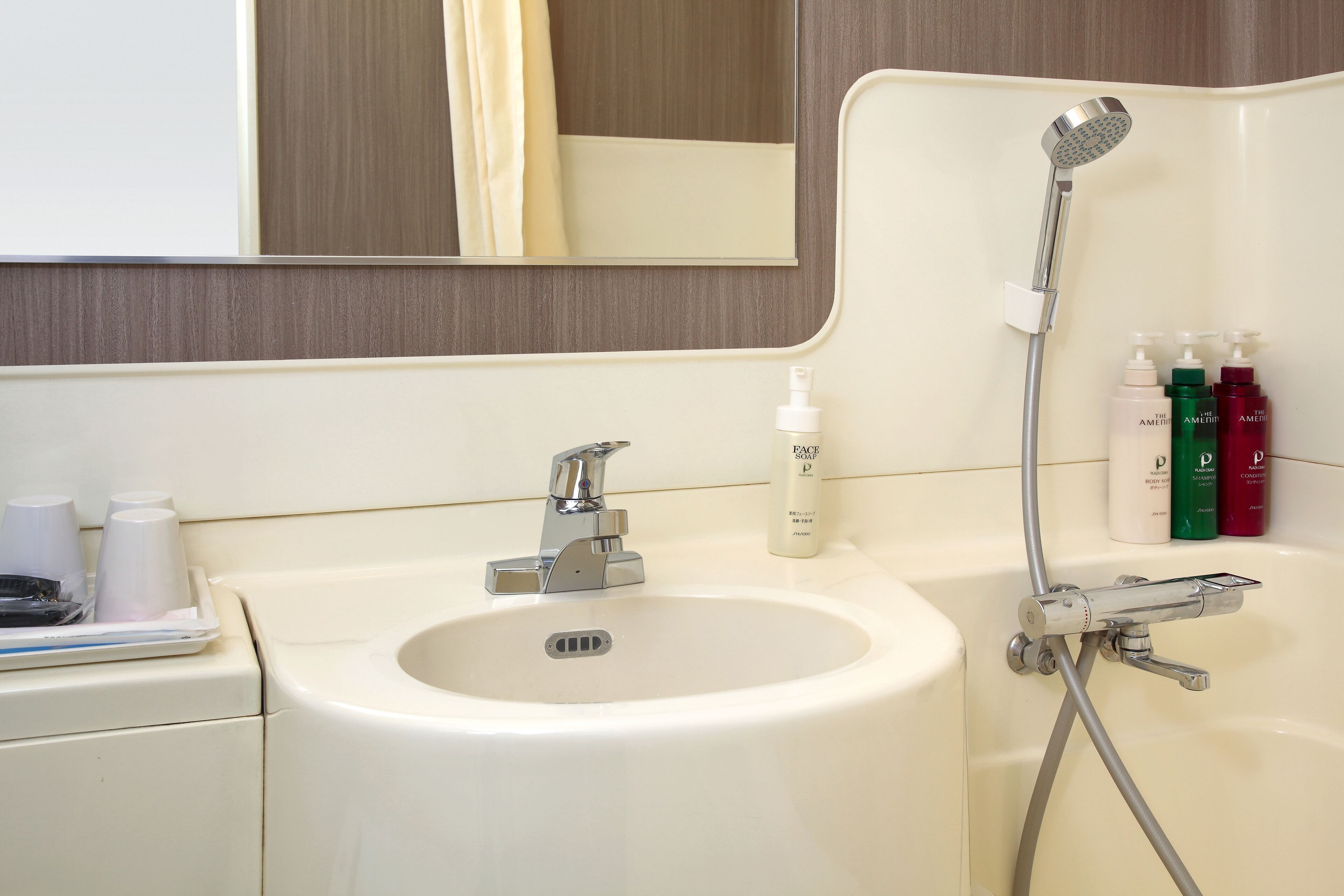 Combined shower/tub, deep soaking tub, free toiletries, hair dryer