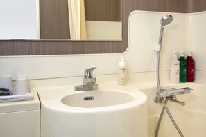 Combined shower/bathtub, deep-soaking bathtub, free toiletries - Hotel Plaza Osaka (Osaka)