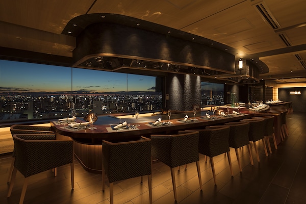 5 restaurants, breakfast served