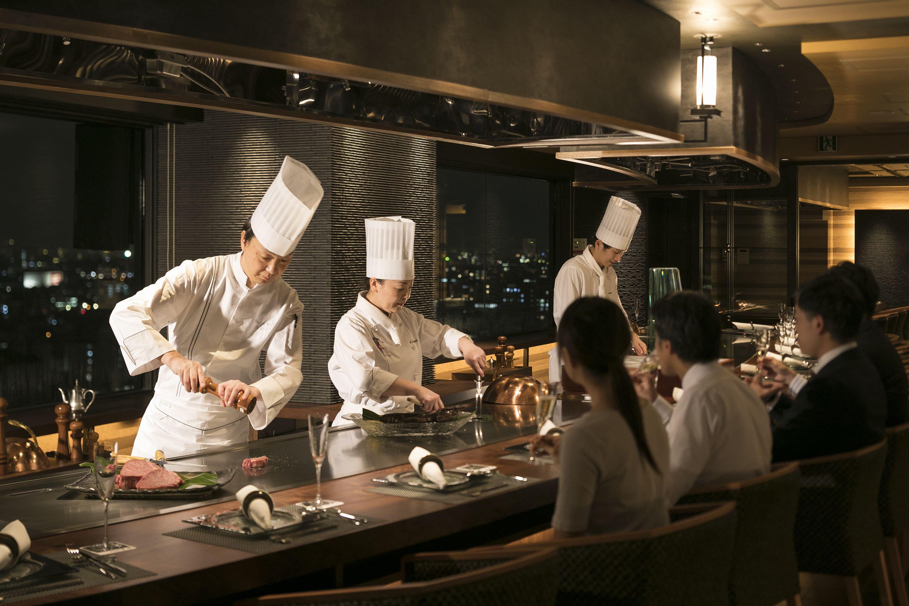 5 restaurants, breakfast served