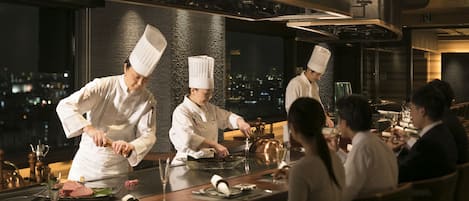 5 か所のレストラン : 朝食、ランチ、ディナーに営業