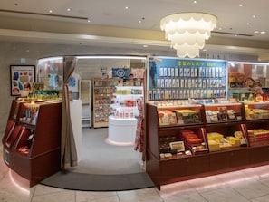 Gift shop - Hotel Plaza Osaka (Osaka)