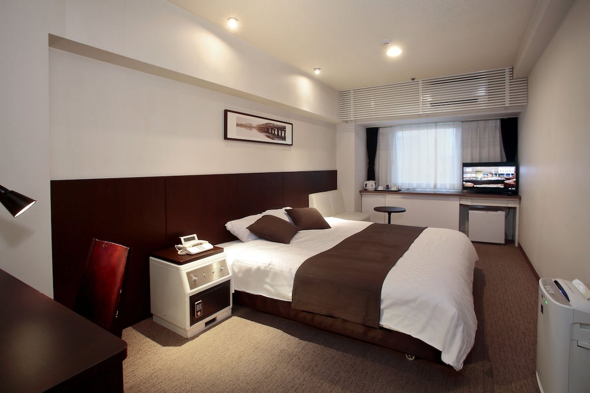 Premium bedding, laptop workspace, blackout curtains, soundproofing