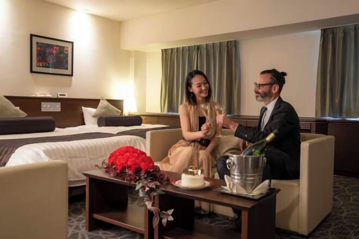 Premium bedding, laptop workspace, blackout curtains, soundproofing