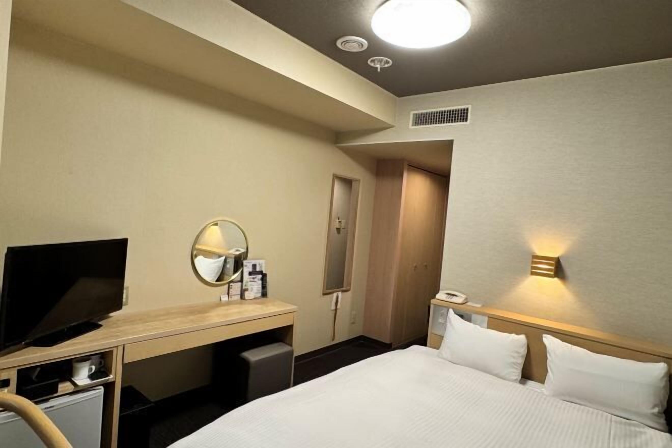 Escritorio, wifi gratis y ropa de cama 