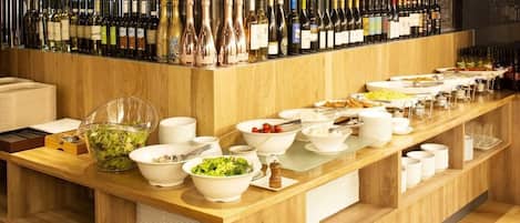 2 间餐厅,供应午餐和晚餐,日本菜