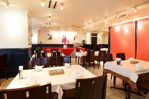 朝食、ランチに営業