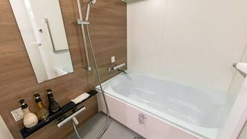 Quarto duplo luxo, para não fumantes | Banheiro | Chuveiro/banheira combinados, chuveiro com efeito de chuva