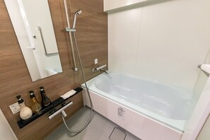 Deluxe Twin kamer, niet-roken | Badkamer | Een bad/douchecombinatie, een regendouche, gratis toiletartikelen