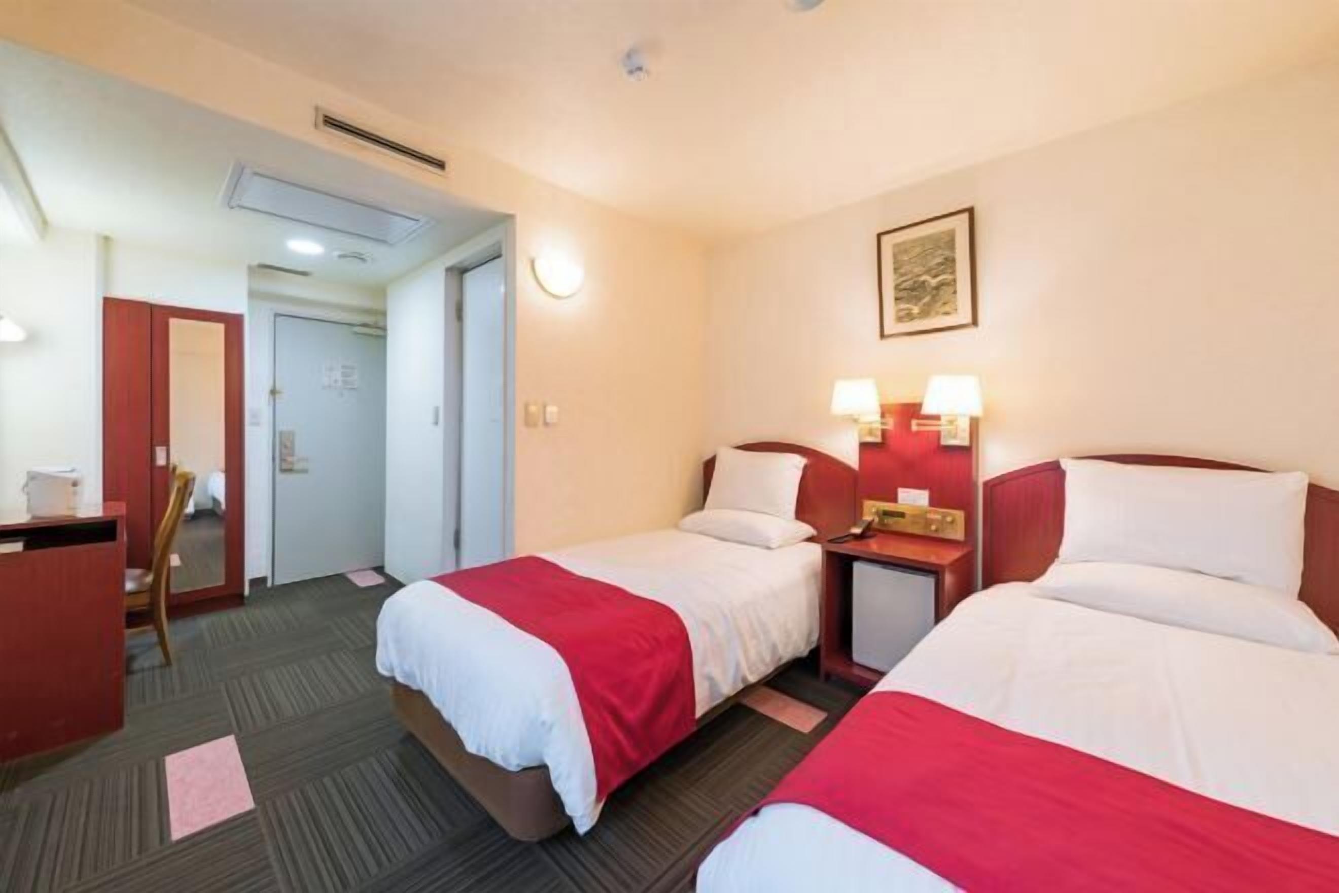 Meja kerja, Internet kabel gratis, dan seprai linen