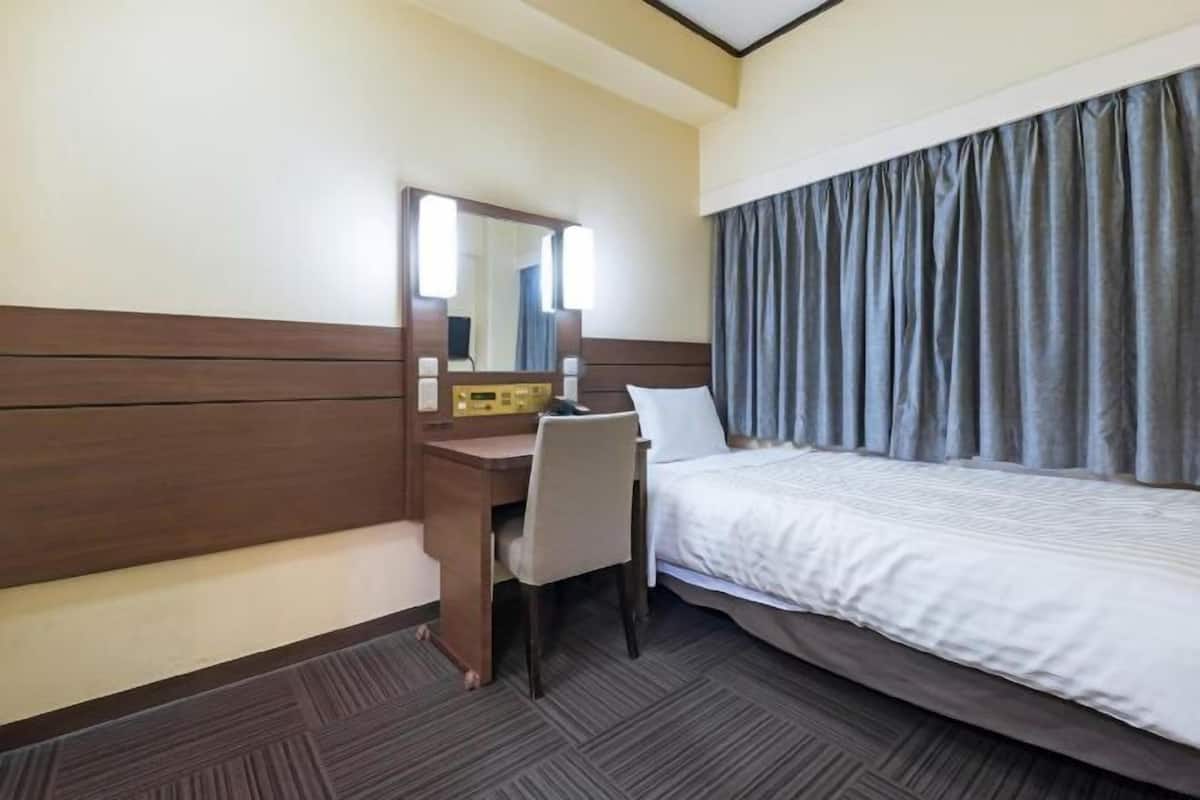 Desk, free wired internet, bed sheets