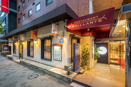 Breakfast and lunch served, international cuisine