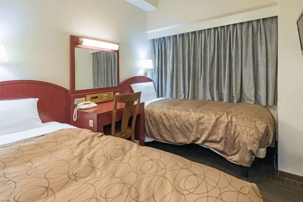 Desk, free wired internet, bed sheets
