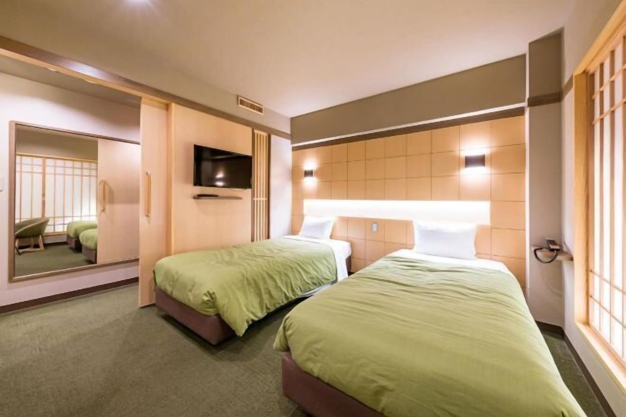 Skrivebord, kablet internett (inkludert) og sengetøy