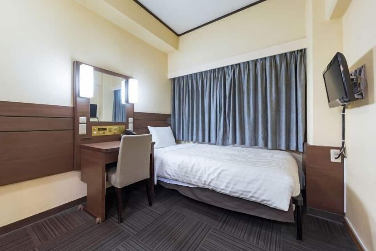Desk, free wired internet, bed sheets