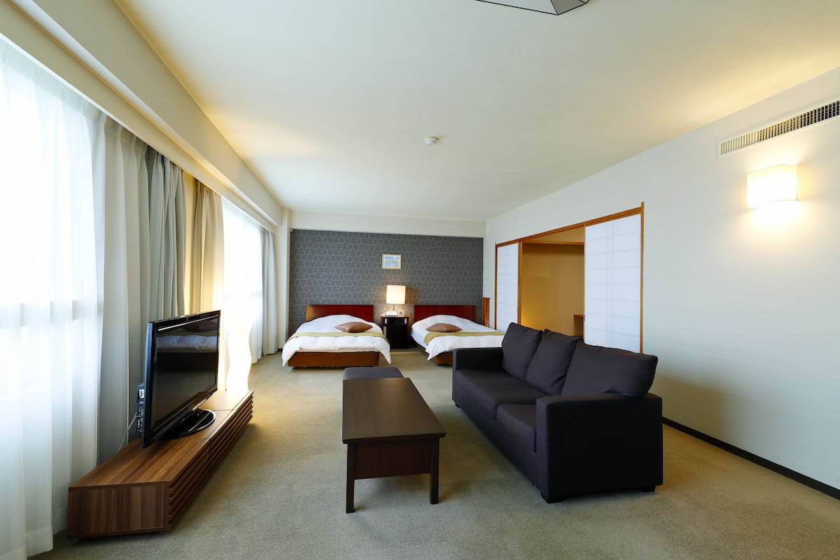 Deluxe-Vierbettzimmer, Bergblick | Wohnbereich