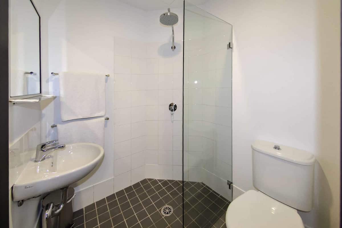 Ameublement personnalisé, bureau, chambres insonorisées, Wi-Fi gratuit