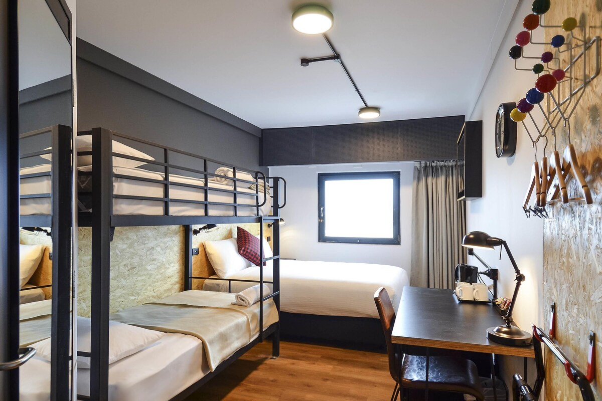 Familierom, flere senger (1 Queen Bunk + 1 Set of Bunk) | Lydisolert, barnesenger (inkludert) og wi-fi (inkludert)