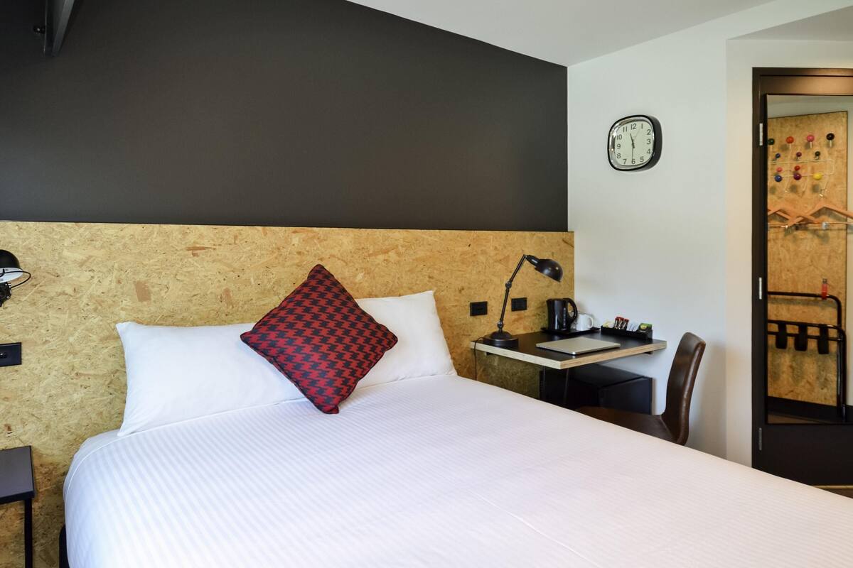 Rom – standard, 1 queensize-seng | Lydisolert, barnesenger (inkludert) og wi-fi (inkludert)
