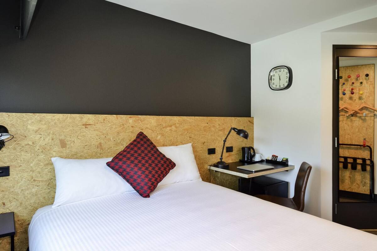 Rom – standard, 1 queensize-seng | Lydisolert, barnesenger (inkludert) og wi-fi (inkludert)