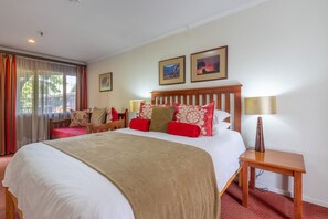 Premium bedding, Tempur-Pedic beds, individually decorated, desk - Knysna Log-inn (Knysna)