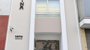 Een gebouw met een gevel waarop 