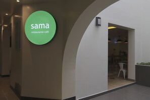 Petit déjeuner et déjeuner servis sur place, spécialités Cuisine locale