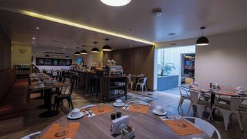 Frukost och lunch serveras, njut av de goda smakerna frÄn lokala rÀtter.