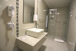 Superior Room, 1 King Bed | Bathroom - Casa Andina Standard Trujillo Plaza (Trujillo)