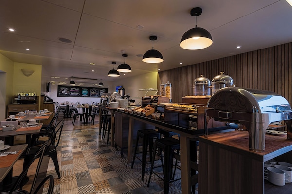 Melayani sarapan, makan siang, makan malam; sajian masakan lokal