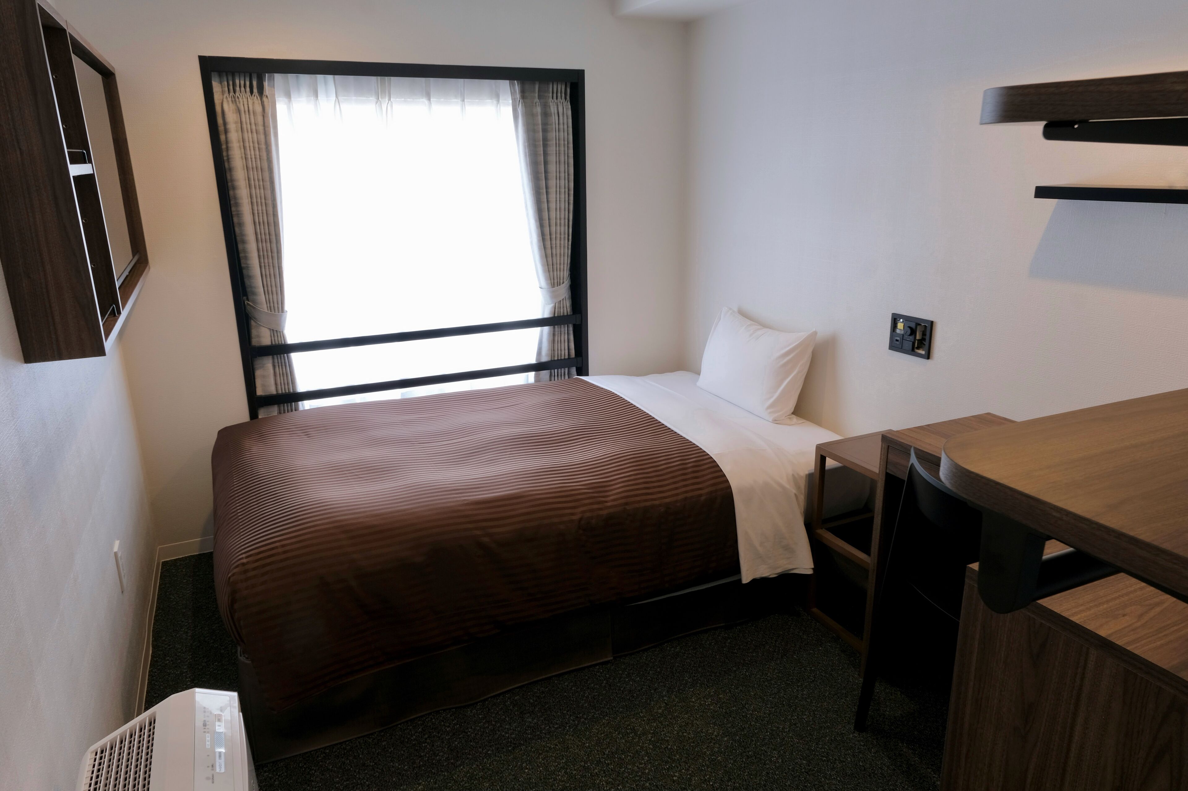 In-room safe, laptop workspace, iron/ironing board, free WiFi