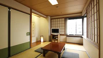 Habitación tradicional, no fumadores (Japanese Tatami Room) | Caja fuerte y espacio para trabajar con un portátil