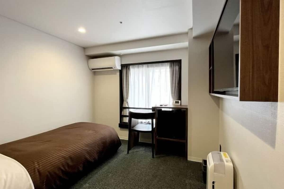 In-room safe, laptop workspace, iron/ironing board, free WiFi